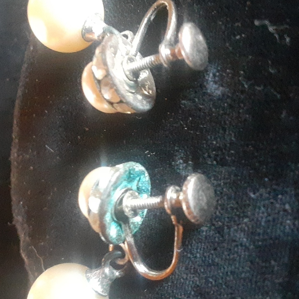 Vintage Elegant Pearl screw clamp Earrings - Picture 3 of 8